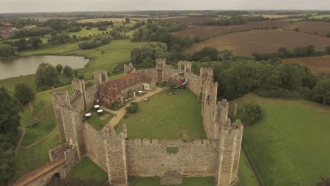 Seltene-Drohnenaufnahmen-Einer-Drohne,-Die-Auf-Framlingham-Castle-In-Suffolk,-England,-Herabsteigt