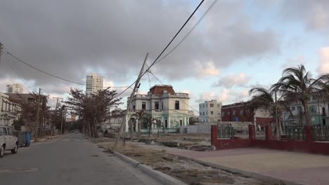 Postes-De-Electricidad-Y-Edificios-En-La-Habana,-Cuba,-Pocos-Días-Después-Del-Ciclón-Irma.