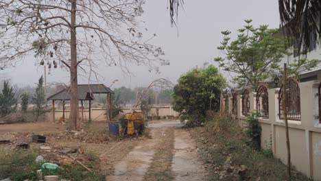 Caminando-Por-Un-Camino-De-Tierra-De-Granja-Día-Nublado-Y-Brumoso-Con-Smog-Y-Contaminación-Del-Aire-En-Chiang-Mai,-Tailandia