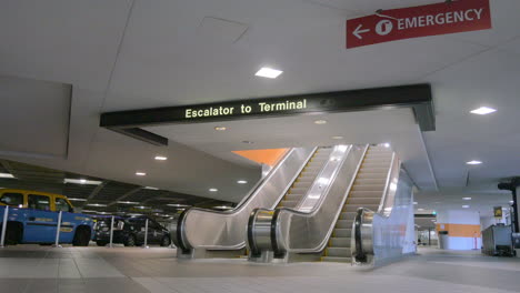 Escaleras-Mecánicas-A-La-Terminal-Del-Aeropuerto-Internacional-Seatac-En-Seattle-Vacías-Durante-La-Pandemia-Del-Coronavirus