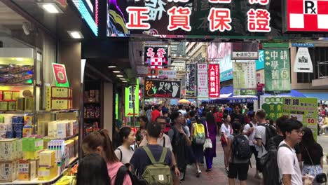 Calle-Concurrida-De-Hong-Kong-Con-Muchos-Carteles-Publicitarios.