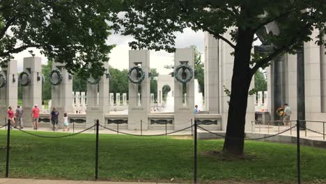 Arcos-Conmemorativos-Nacionales-De-La-Segunda-Guerra-Mundial,-Plaza-Y-Fuente,-Washington,-D.