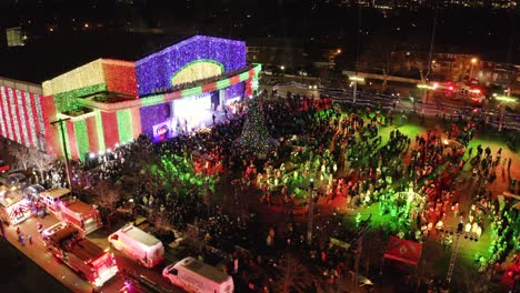 Toma-Aérea-De-La-Ceremonia-De-Iluminación-Del-árbol-De-Fort-Lee-Llena-De-Gente-En-Nueva-Jersey-Durante-La-Navidad