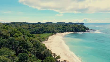 Imágenes-De-Drones-De-Una-Isla-Maravillosa-Con-Una-Hermosa-Playa,-Toma-Revelada