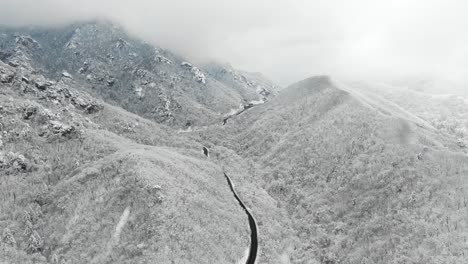 Schneebedeckte-Berge-Und-Straße-Mit-Drohnen-Seoraksan,-Südkorea