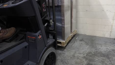 Electric-Forklift-in-Warehouse-Moving-Pallets-into-Place