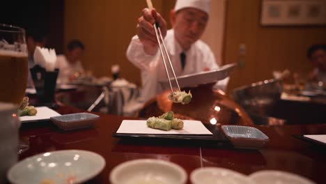 El-Chef-Del-Restaurante-Tokyo-Tempura-Sirve-Espárragos-Fritos-Con-Palillos-En-Cámara-Lenta-Al-Cliente.