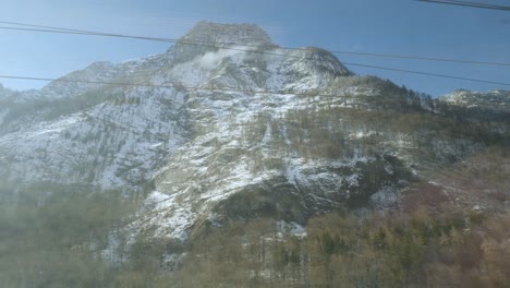 Riesige-Schneebedeckte-Berge-An-Einem-Strahlend-Sonnigen-Tag