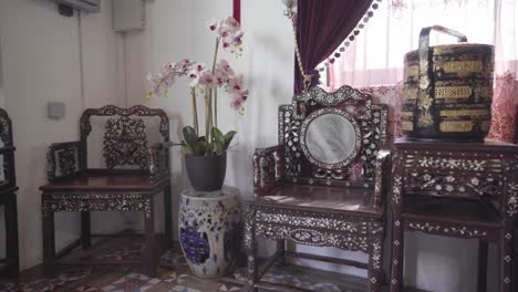 Old-Oriental-Furniture-in-Asian-Room-in-Peranakan-Museum,-Pan-Left