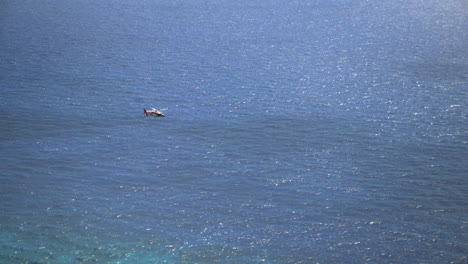 Un-Helicóptero-De-Rescate-De-La-Guardia-Costera-Que-Volaba-Rápido-Y-Bajo-Sobre-Aguas-De-Mar-Abierto-En-Honolulu,-Oahu,-Hawai.