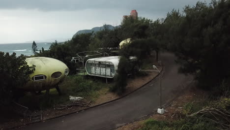 Luftaufnahme-Einer-Verlassenen-Geisterstadt-Mit-UFO-Dorf-In-Wanli,-Taiwan