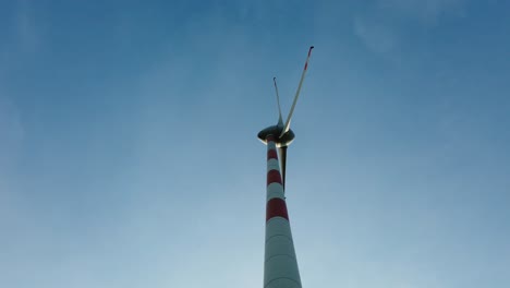 Stehen-Sie-Unter-Der-Windmühle-Turbine-In-Indien,-Die-Saubere-Und-Grüne-Erneuerbare-Windenergie-Erzeugt