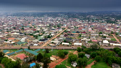 El-Colorido-Estado-De-Kaduna-En-Nigeria---Vista-Aérea-De-La-Plataforma-Rodante-En-Gran-Angular