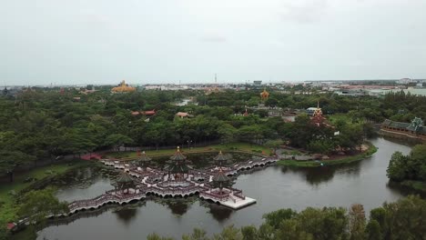 Sala-Del-Pabellón-Ramayana-En-El-Lago-De-La-Antigua-Ciudad-Siam-Park,-Tailandia,-Vista-Aérea