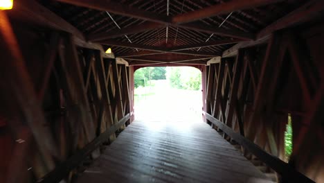 Luftaufnahme-Rückwärts-über-überdachte-Holzbrücke,-Princeton,-Illinois