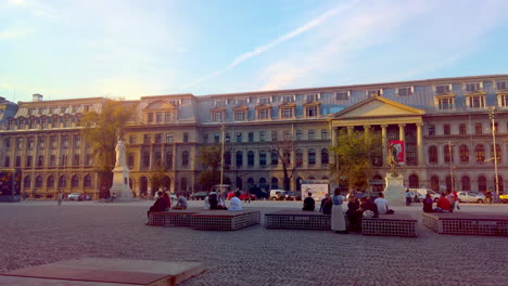 Universitätsplatz-Mit-Touristen-Bukarest-Rumänien