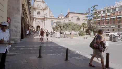 Valencia,-Plaza-De-La-Reina,-Platz-Der-Königin,-Urlaub-In-Spanien-Nach-Covid-19,-Tagsüber-Steady-Cam-Weitwinkelaufnahme