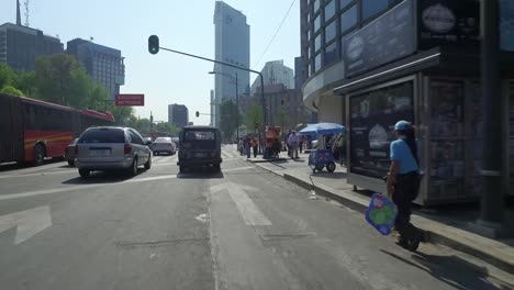 Autos-Und-Verkehr-Auf-Der-Reforma-Avenue-In-Mexiko-Stadt