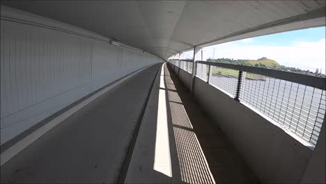 Zeitraffervideo-Eines-Spaziergangs-über-Den-Mangere-Bridge-Walkway-In-Auckland,-Neuseeland