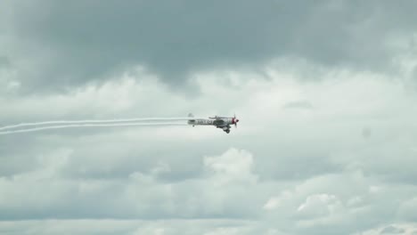 Militärflugzeug-Demonstriert-Flügelspitzenwirbel-Bei-Einer-Flugshow