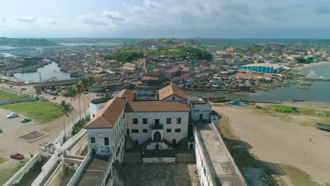 Luftaufnahme-Der-Gemeinde-Elmina-–-Schloss-Elmina-In-60 fps