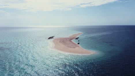 Luftaufnahme-Einer-Sandbank-Mitten-Im-Ozean-Per-Drohne