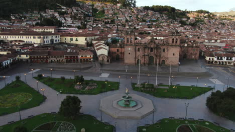 4K-Luftaufnahmen-In-Der-Dämmerung-Der-Plaza-De-Armas-In-Der-Stadt-Cusco,-Peru-Während-Der-Coronavirus-Quarantäne,-LKW-Und-Schwenk-Von-Links-Nach-Rechts,-Weitwinkelaufnahme