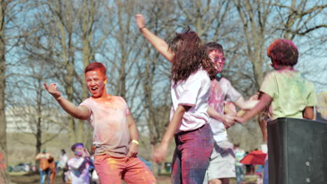 Kleine-Gruppe-Junger-Erwachsener-Tanzt-Beim-Holi-Festival-Der-Farben