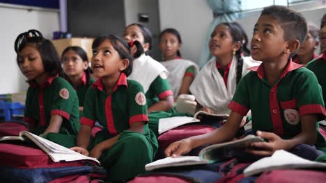 Niños-Del-Sur-De-Asia-De-Un-Barrio-Pobre-En-Un-Aula,-Leyendo-En-Voz-Alta