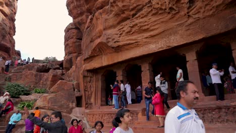 Schwenkansicht-Des-Belebten-Badami-Felsenhöhlentempels,-Der-Während-Der-Ferien-Mit-Touristen-überfüllt-Ist