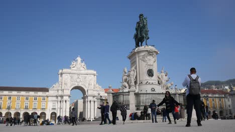 Touristen-Am-Commerce-Square-Lissabon-Portugal-An-Einem-Sonnigen-Tag-Mit-Blauem-Himmel