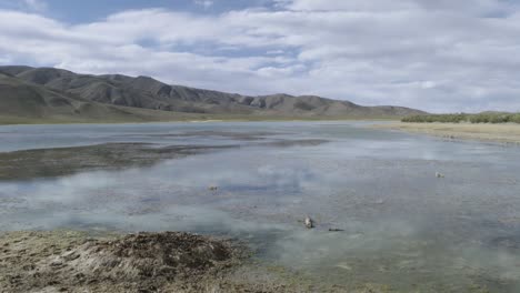 Un-Lago-De-Gran-Altitud-Con-Nubes