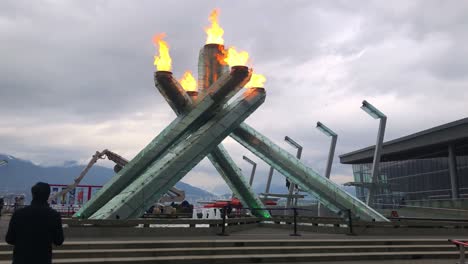 Die-Flammen-Des-Vancouver-Olympic-Cauldron-Brennen-Hell-Während-Des-Zehnjährigen-Jubiläums