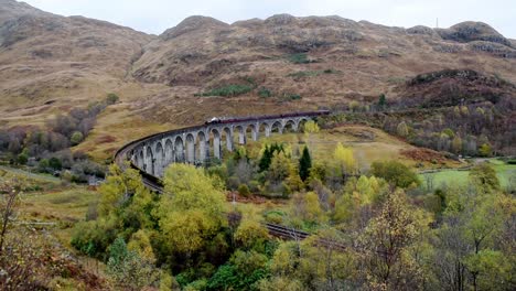 Dampfzug-Der-Jacobite-überquert-Das-Glenfinnan-Viadukt