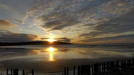 Hermoso-Amanecer-Sobre-La-Playa-De-Arena-En-Irlanda