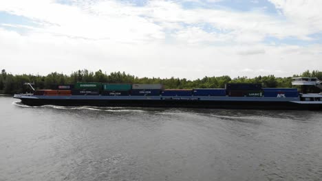 Niederländisches-Containerschiff-Auf-Einem-Fluss