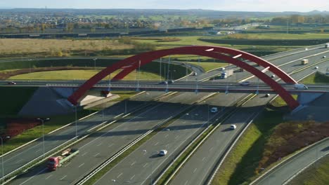 Lieferwagen-Auf-Einer-Autobahnüberführung-Bei-Mäßigem-Verkehr---Kamerafahrt