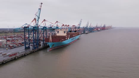 Nordsee-Terminalkran-Belädt-Großes-Containerschiff-Im-Hafen-Von-Bremerhaven-In-Deutschland