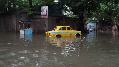 Taxi-Teilweise-Unter-Wasser-In-Den-überfluteten-Straßen-Von-Kalkutta,-Westbengalen,-Indien