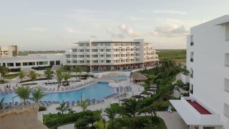 Luftaufnahme---Ein-Hotel-Und-Seine-Swimmingpools-In-Cancun,-Mexiko,-Schwenk-Nach-Vorne-Rechts