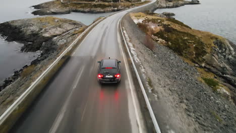 Coche-BMW-Negro-Conduciendo-Por-La-Carretera-Del-Océano-Atlántico-En-Noruega