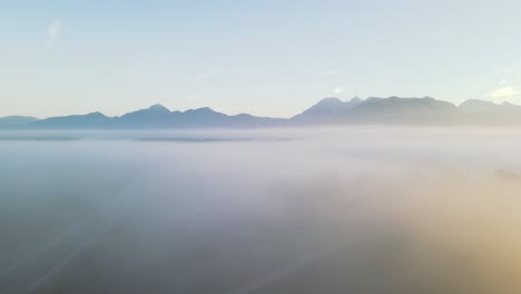 Niebla-Brumosa-Sobre-Los-Pueblos-Locales-Y-El-Amanecer-Golpeando-La-Niebla