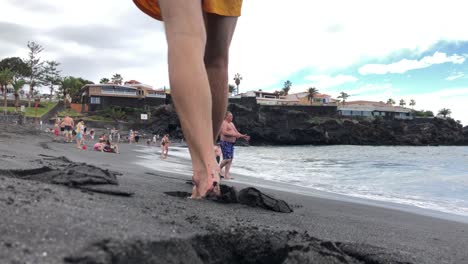 Zeitlupe-Der-Schritte-Am-Strand-Mit-überfülltem-Urlaubsziel