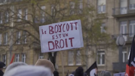 Los-Hombres-Están-Sosteniendo-Un-Cartel