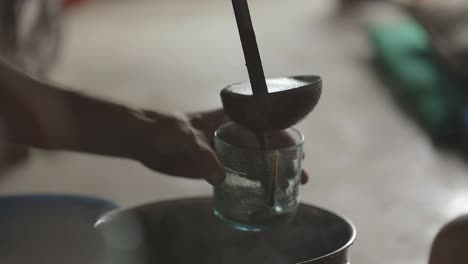 Verter-Cacao-Ceremonial-Líquido-En-Una-Taza.