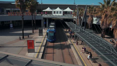 People-are-waiting-for-the-train-in-the-shopping-mall