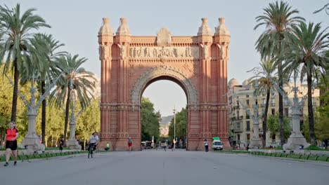 Berühmtes-Wahrzeichen-Arc-De-Triomf-In-Barcelona,-Statische-Aufnahme,-Touristen-Und-Radfahrer