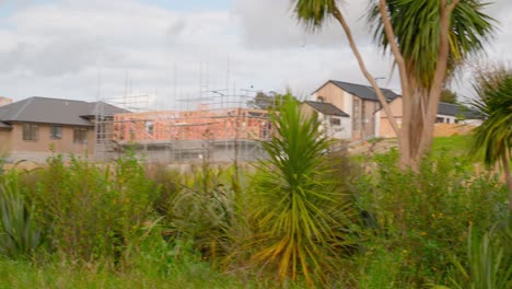 Naturaleza-Vs-Sitio-De-Construcción,-Caminar-En-La-Naturaleza-Encontrar-Un-Sitio-De-Construcción-En-La-Zona-Rural-De-Auckland