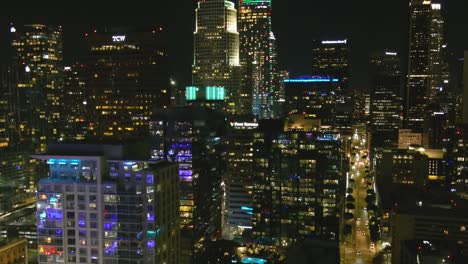 Centro-De-Los-ángeles-|-Paisaje-Urbano-|-Noche-|-Tiro-Aéreo-Ascendente-|-Iluminación-Ambiental-En-Edificios