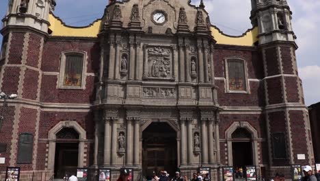 Mexican-Flag-on-Building,-tilt-down